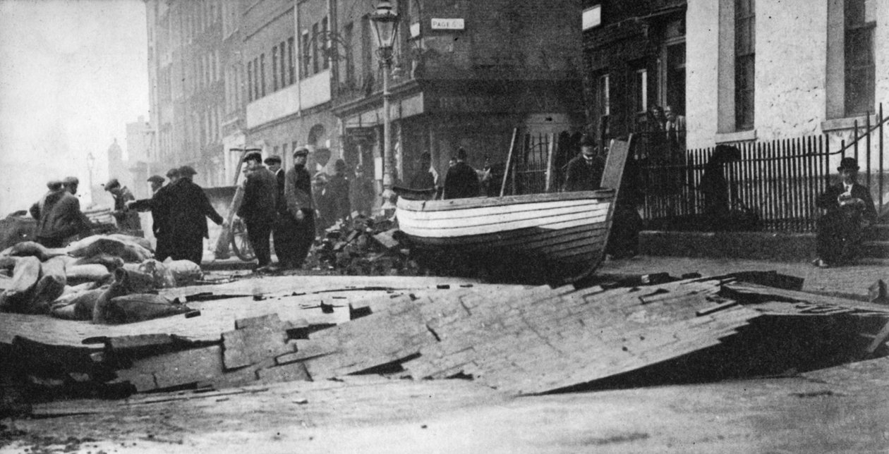 Danos causados pelas inundações no Victoria Embankment, Londres, 1928 1936 de Unbekannt