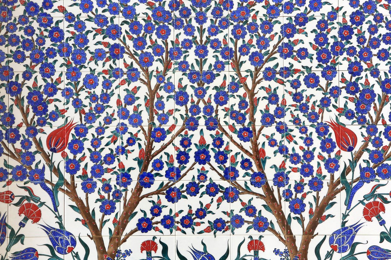 Flores. Um dos 80 painéis de Iznik - azulejos de cerâmica altamente decorados, populares no século XVI - que se destacam nos edifícios imperiais e religiosos de Istambul. Mesquita Sheikh Zayed. 1995. Emirado de Abu Dhabi. de Unbekannt