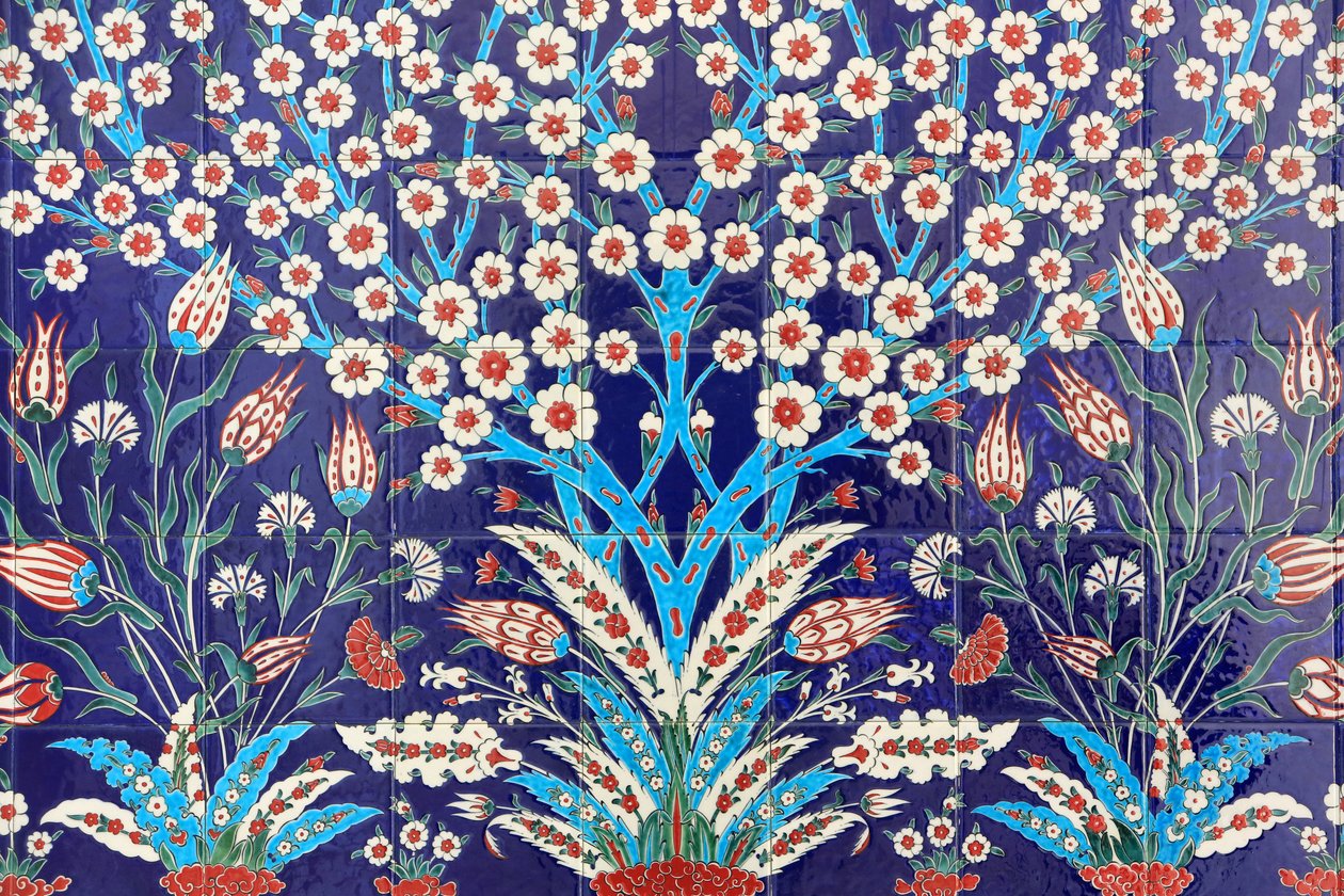 Flores. Um dos 80 painéis de Iznik - azulejos de cerâmica altamente decorados, populares no século XVI - que se destacam nos edifícios imperiais e religiosos de Istambul. Mesquita Sheikh Zayed. 1995. Emirado de Abu Dhabi. de Unbekannt