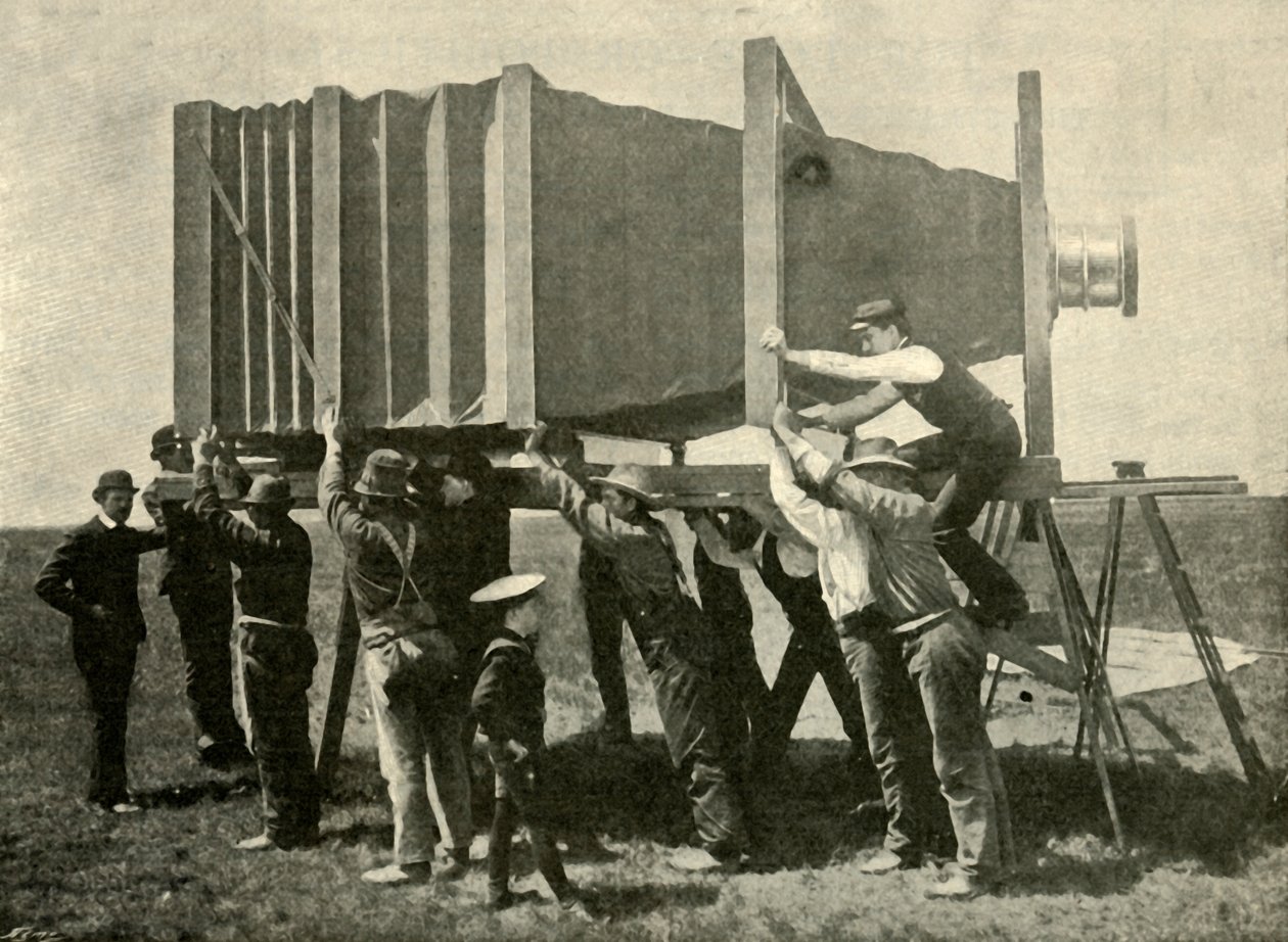 Focando a câmera gigantesca para o trabalho, 1901. de Unbekannt