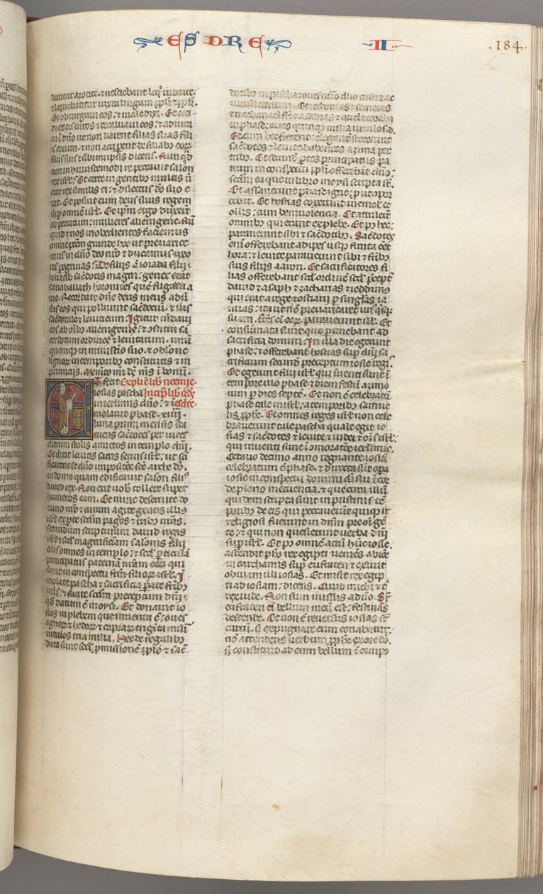 Fol. 184r, Esdras II, historiada inicial E, um padre censurando um altar, c. 1275-1300. de Unbekannt