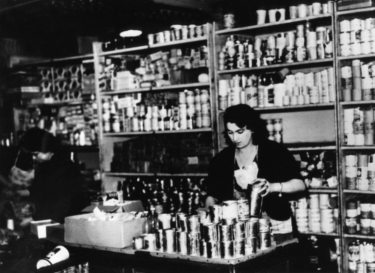 Loja de alimentos em Paris ocupada, c1941 de Unbekannt