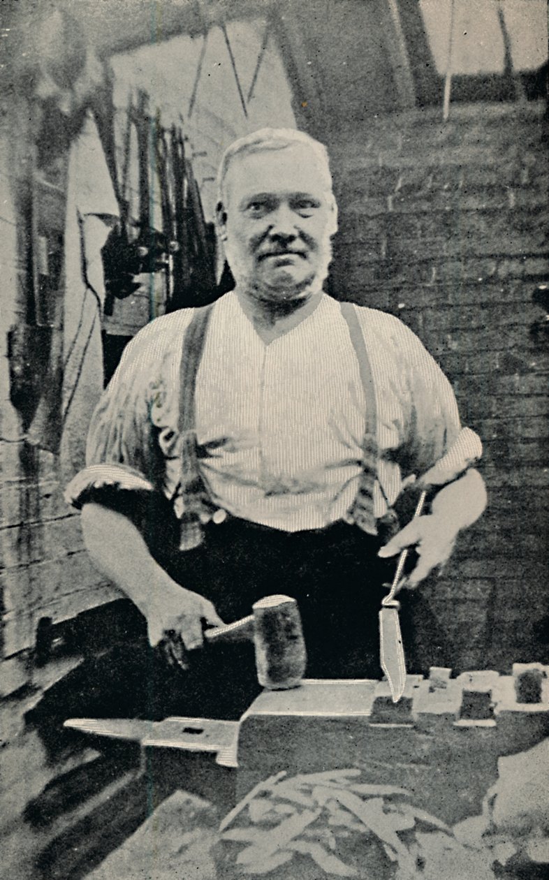 Forjando uma lâmina, c1917 de Unbekannt