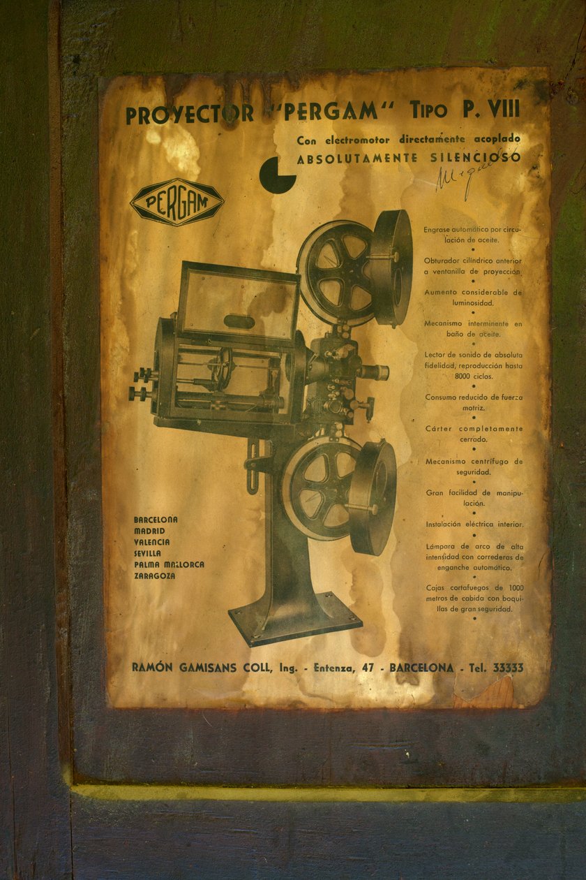 Antigo hotel (Hostal Vell - la Toranesa). Interior. A sala de projeção de cinema. Projetor de cinema (Ossa Pergam tipo PVIII). Detalhe. O manual original do projector. de Unbekannt