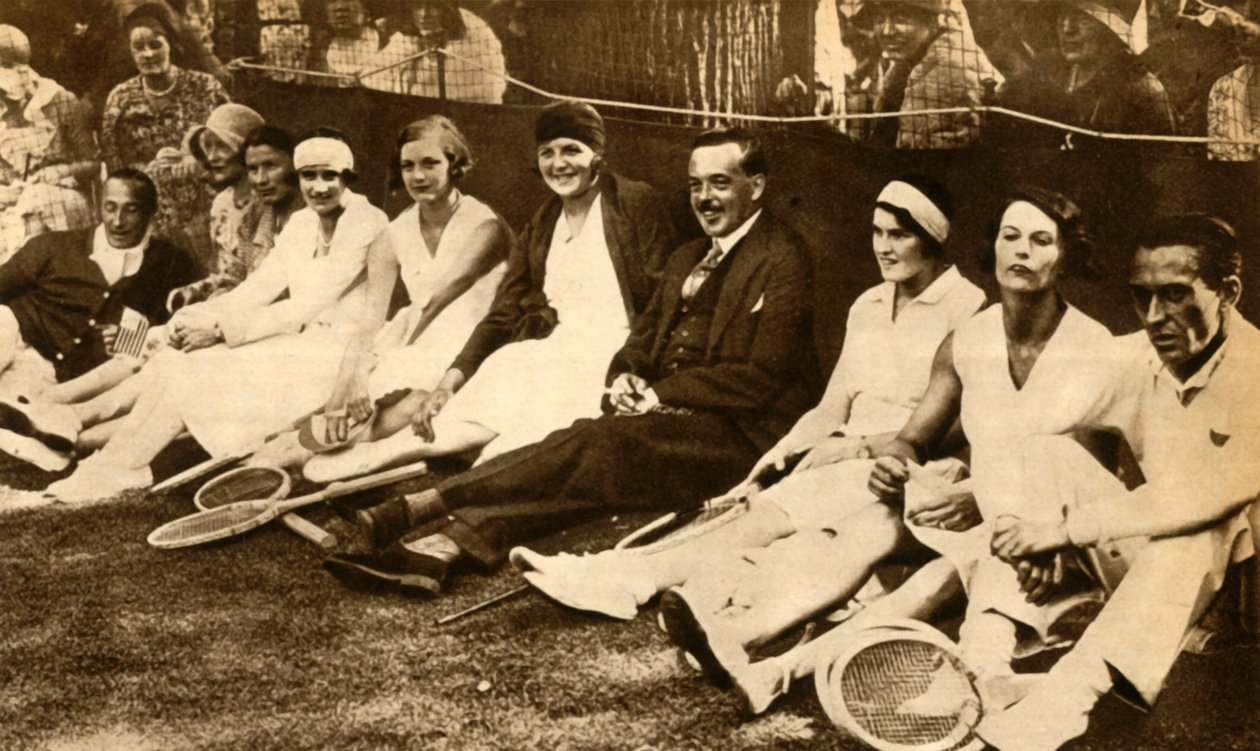 Antigo rei Manuel II de Portugal com tenistas, Grã-Bretanha, 1930, 1933. de Unbekannt