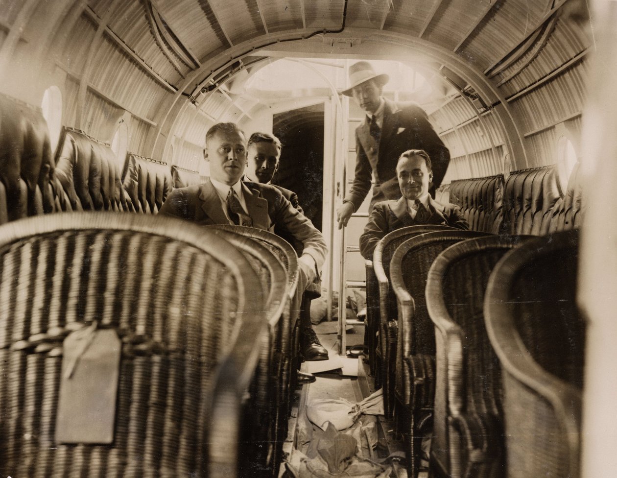 Quatro homens na cabine de passageiros de um supermarine 