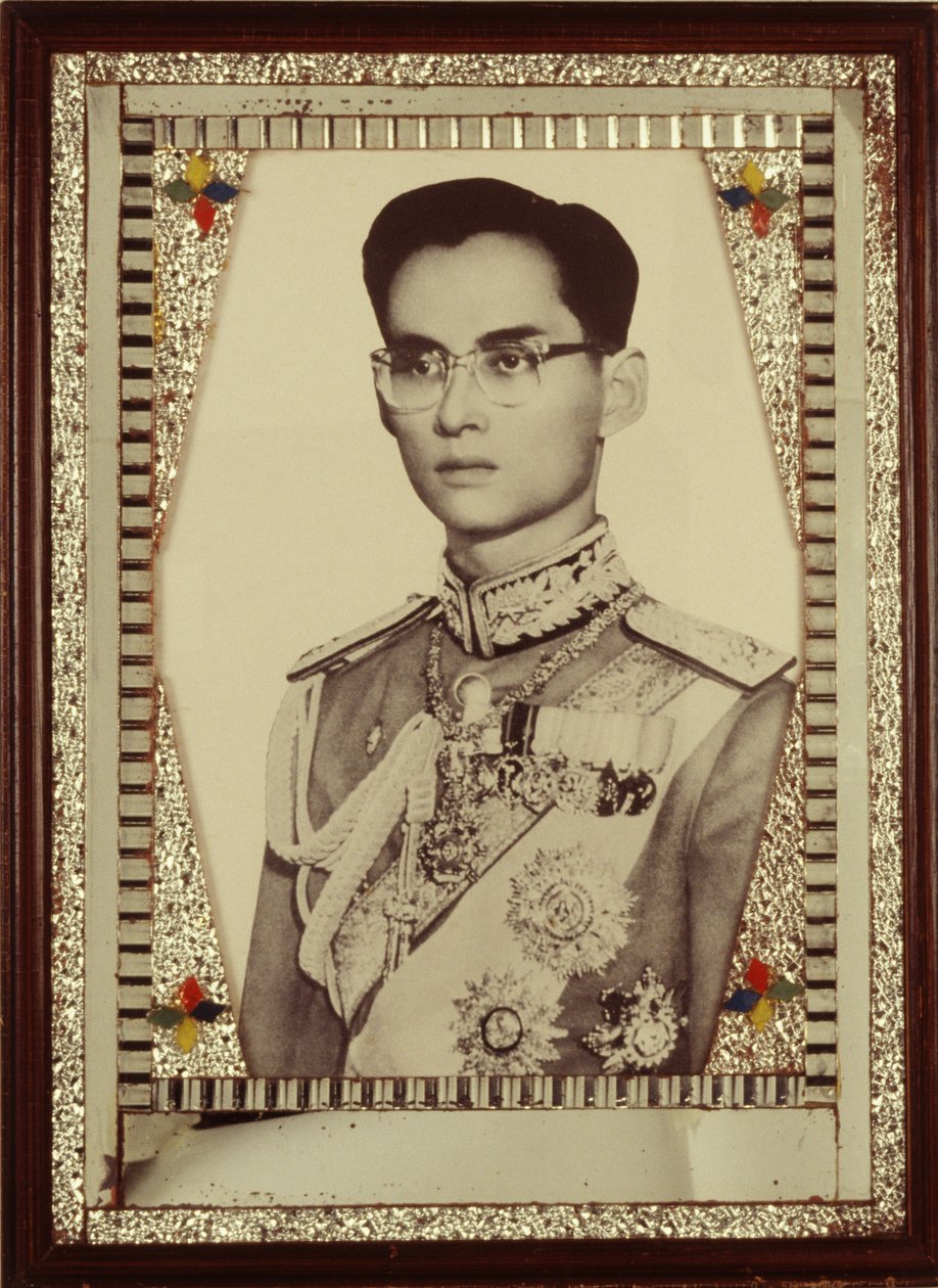 Retrato emoldurado do Rei Bhumibol Adulyadej (foto a p/b) de Unbekannt