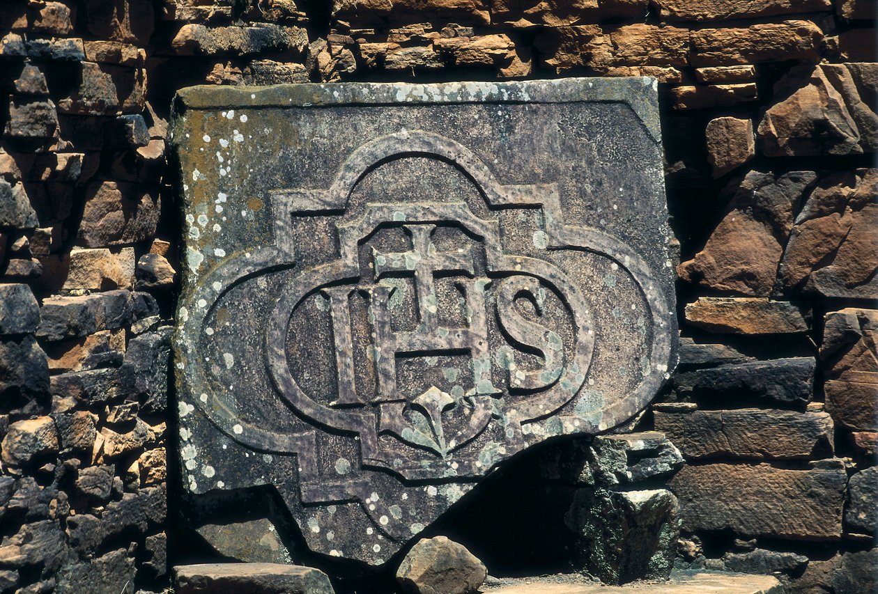 Símbolo franco-macônico e iniciais de Cristo gravados em uma pedra, local das missões jesuítas de San Ignacio Mini na Argentina, estabelecido em 1611 (pedra) de Unbekannt