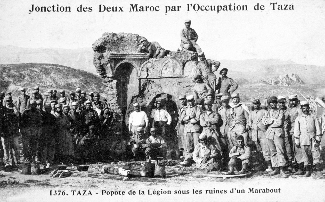 Legião Estrangeira Francesa por algumas ruínas de Marabout, Taza, Marrocos, 1904 de Unbekannt