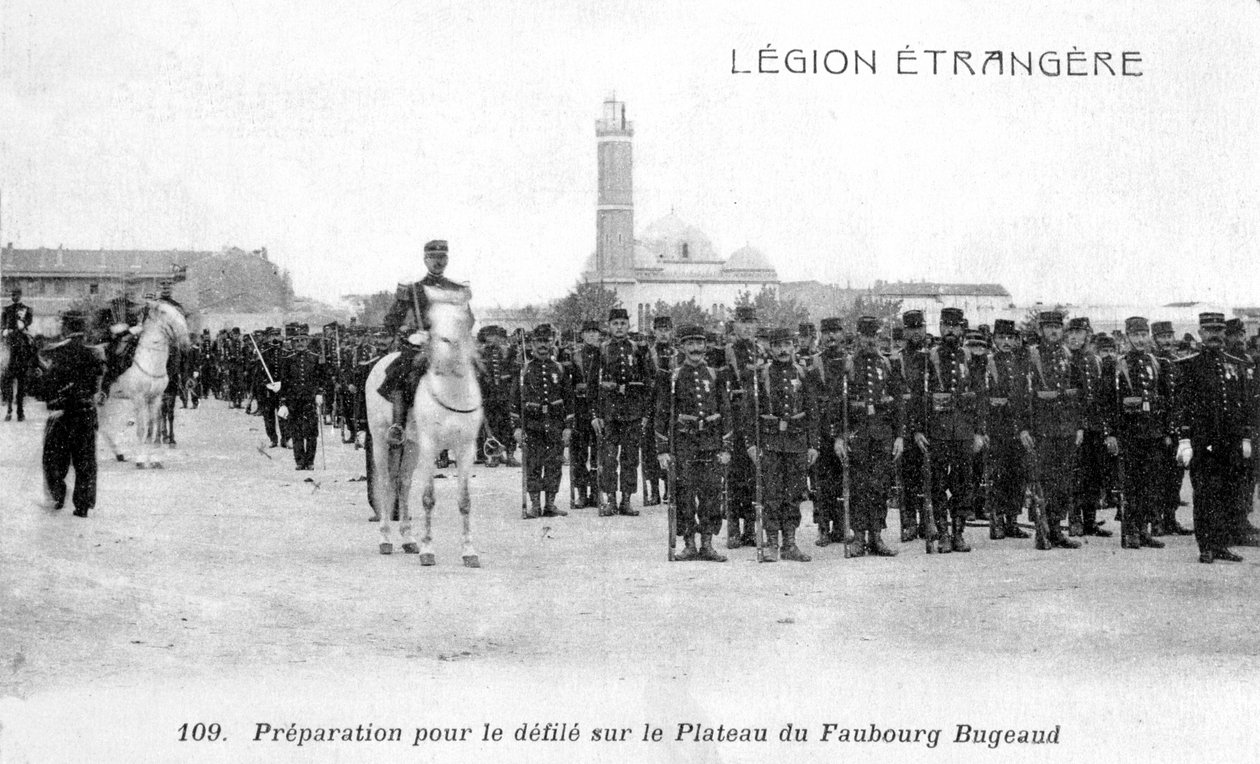 Legião Estrangeira Francesa se preparando para marchar no Plateau Faubourg Bugeaud, Argélia, século XX de Unbekannt