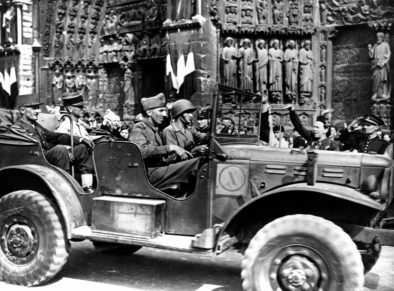 General francês Philippe Leclerc fora de Notre Dame, libertação de Paris, agosto de 1944 de Unbekannt