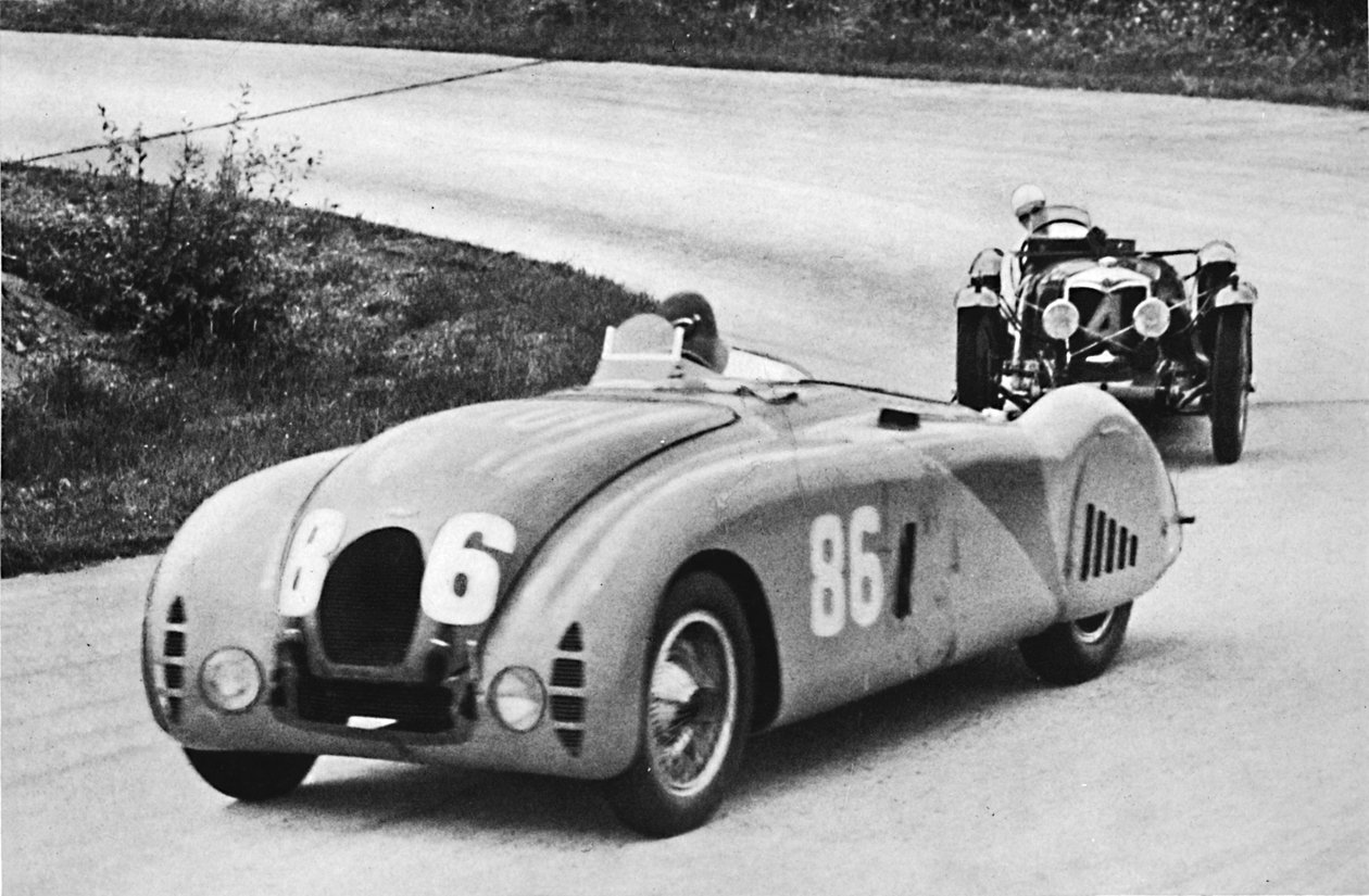 Grande Prêmio da França, 1936: Um novo Bugatti simplificado, seguido por um Riley, 1936, 1937 de Unbekannt