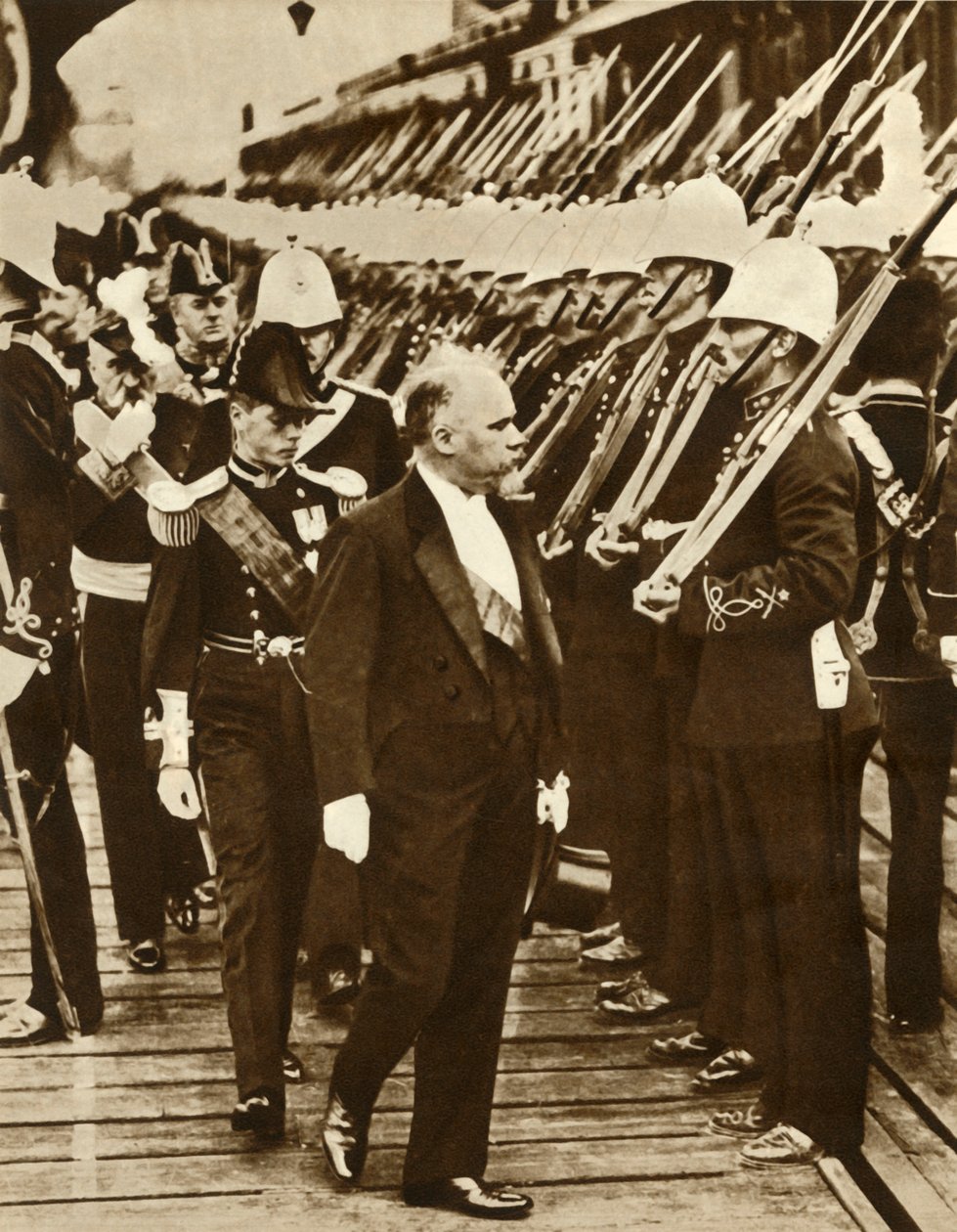 Presidente francês Raymond Poincaré com Edward, príncipe de Gales, em Portsmouth, junho de 1913, 1935. de Unbekannt