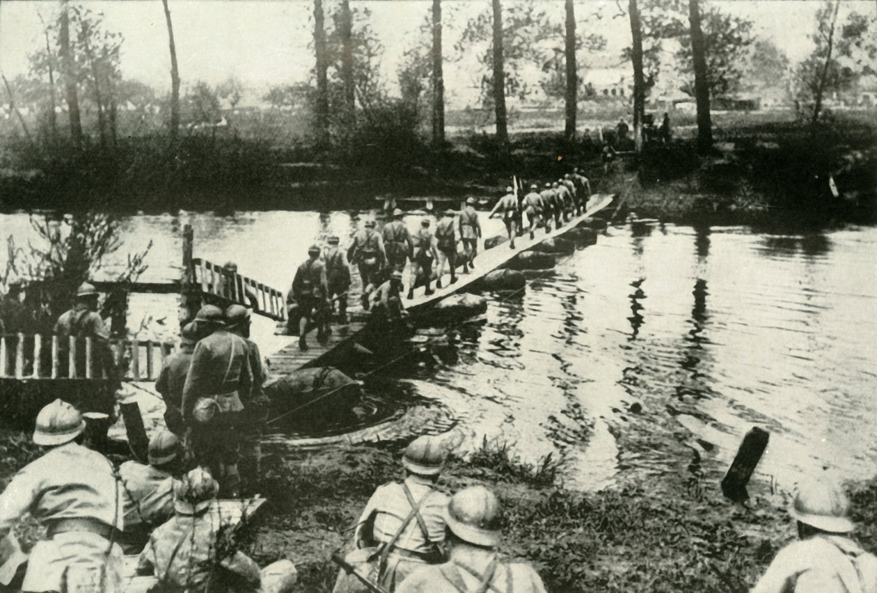 Tropas francesas que cruzam um rio, 1919. de Unbekannt
