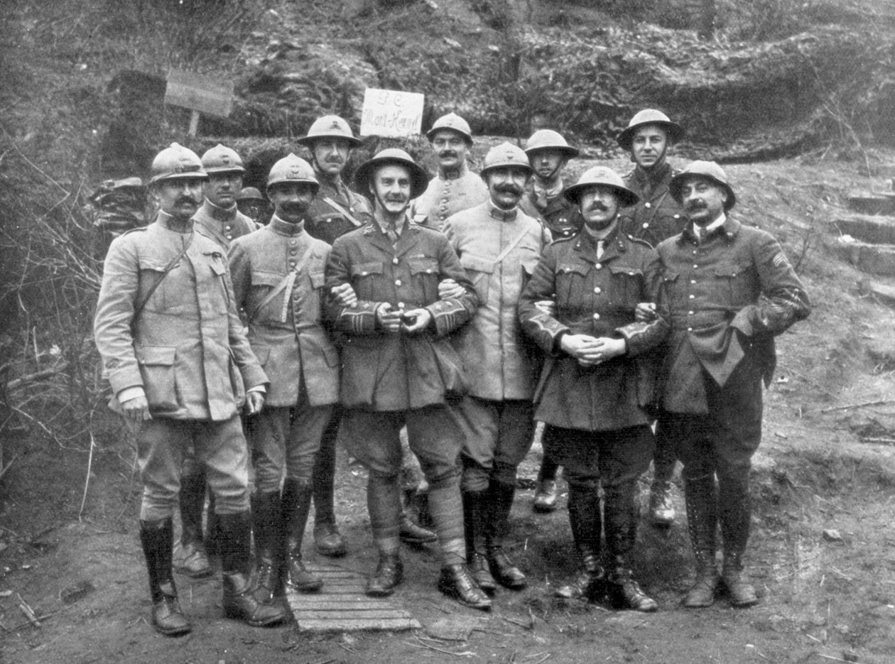 Oficiais franceses e ingleses no Monte Kemmel, perto de Ypres, Bélgica, abril de 1918 de Unbekannt