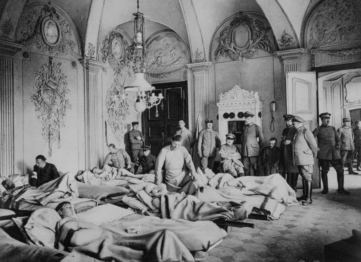 Franceses e alemães feridos em um castelo na França, Primeira Guerra Mundial, 1915 de Unbekannt