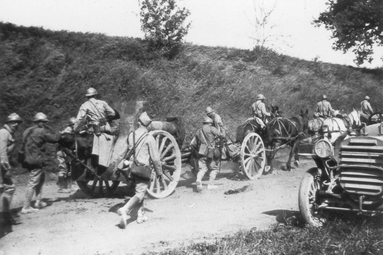 Bateria de artilharia francesa em movimento, Chemin des Dames, França, 1918 de Unbekannt