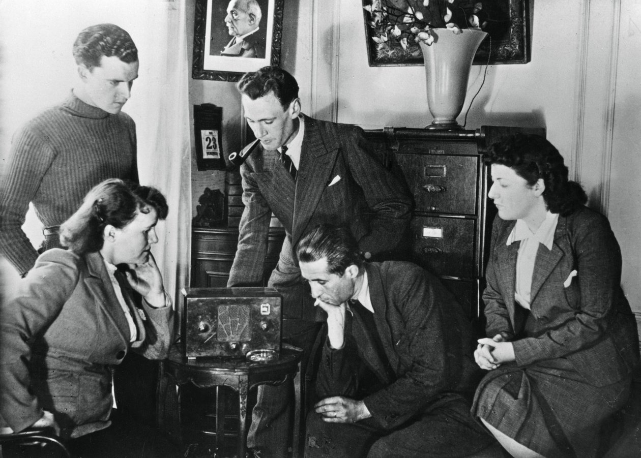 Cidadãos franceses ouvindo uma transmissão do vice-primeiro-ministro de Vichy, almirante Darlan, 23 de maio de 1941 de Unbekannt