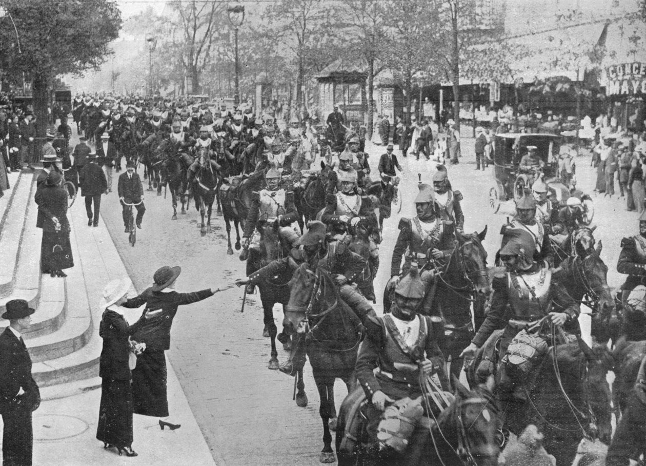 Cuirassiers franceses andando pelas ruas de Paris a caminho da frente, 1914 de Unbekannt