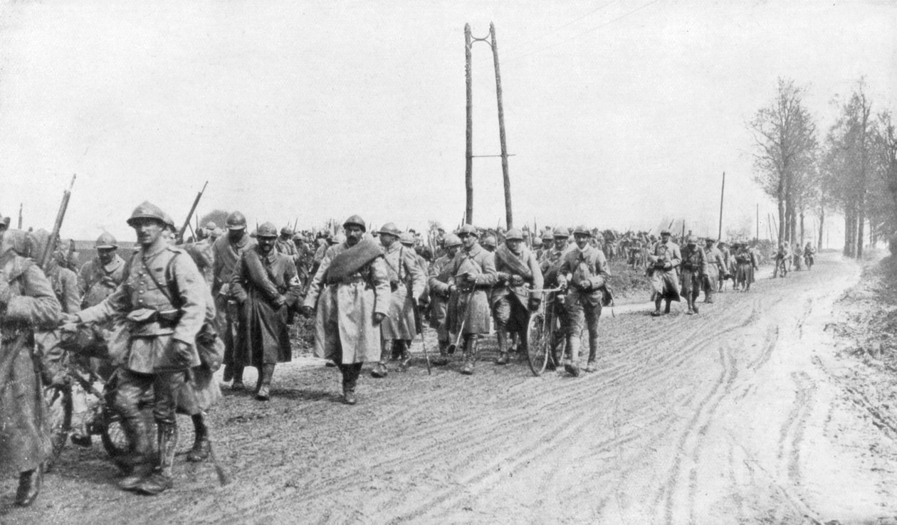 Regimento de infantaria francês retornando da frente, 30 de março de 1918 de Unbekannt