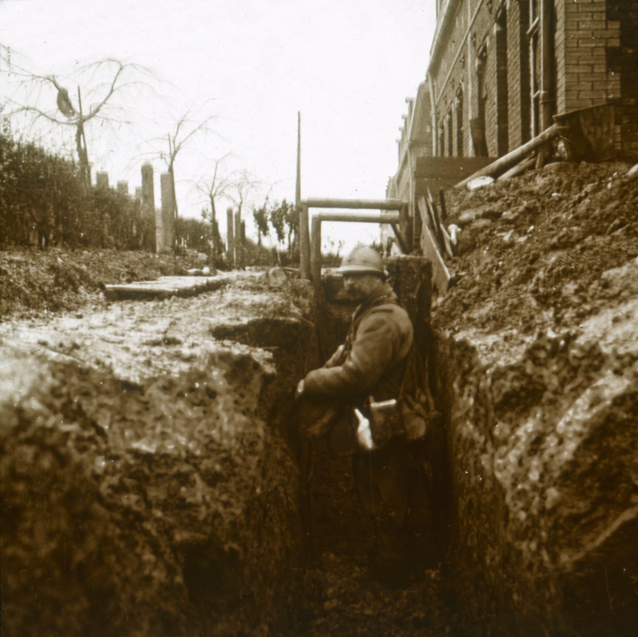 Soldado francês em trincheiras, c1914-c1918 de Unbekannt