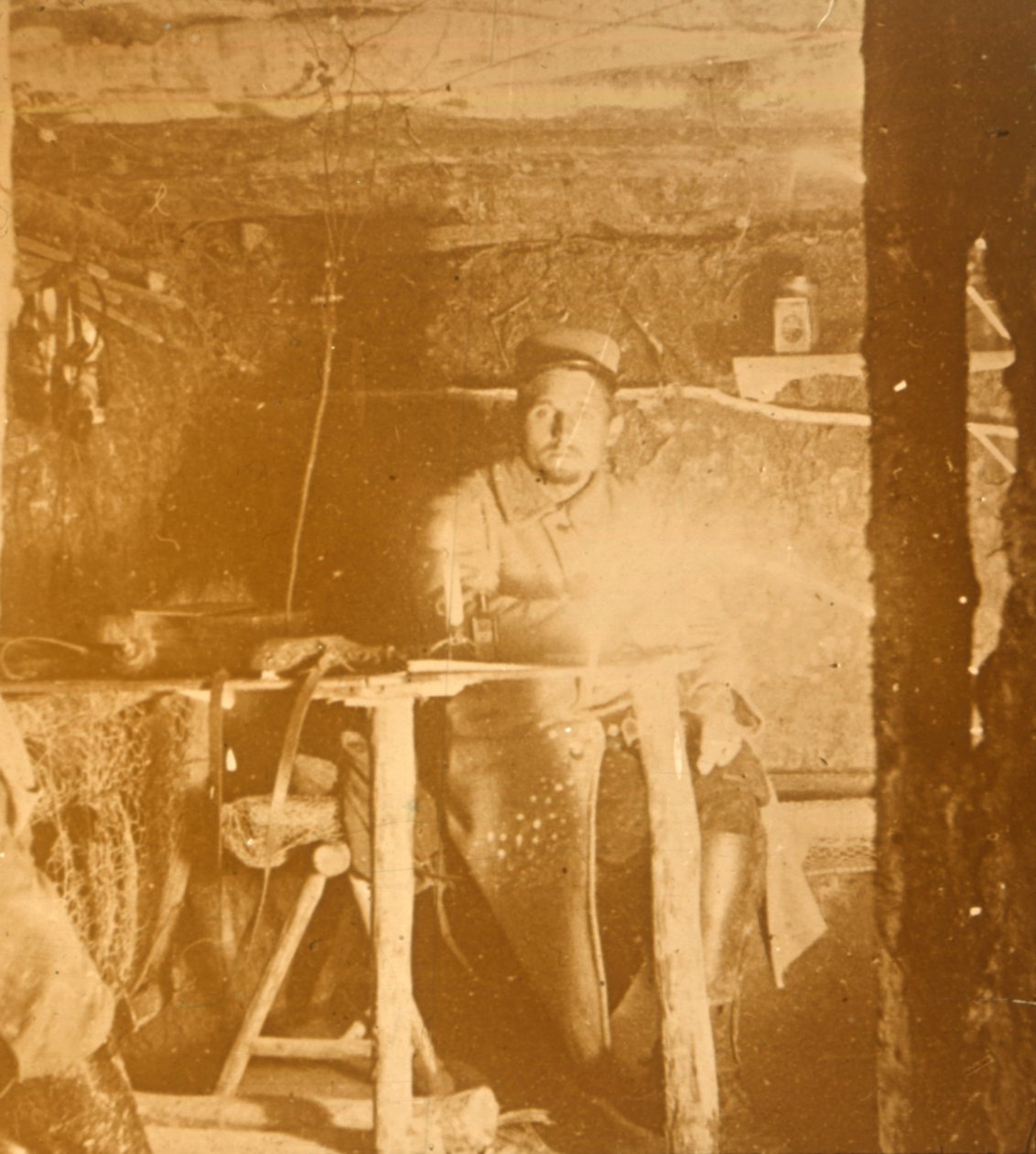 Soldado francês no subsolo, c1914-c1918 de Unbekannt