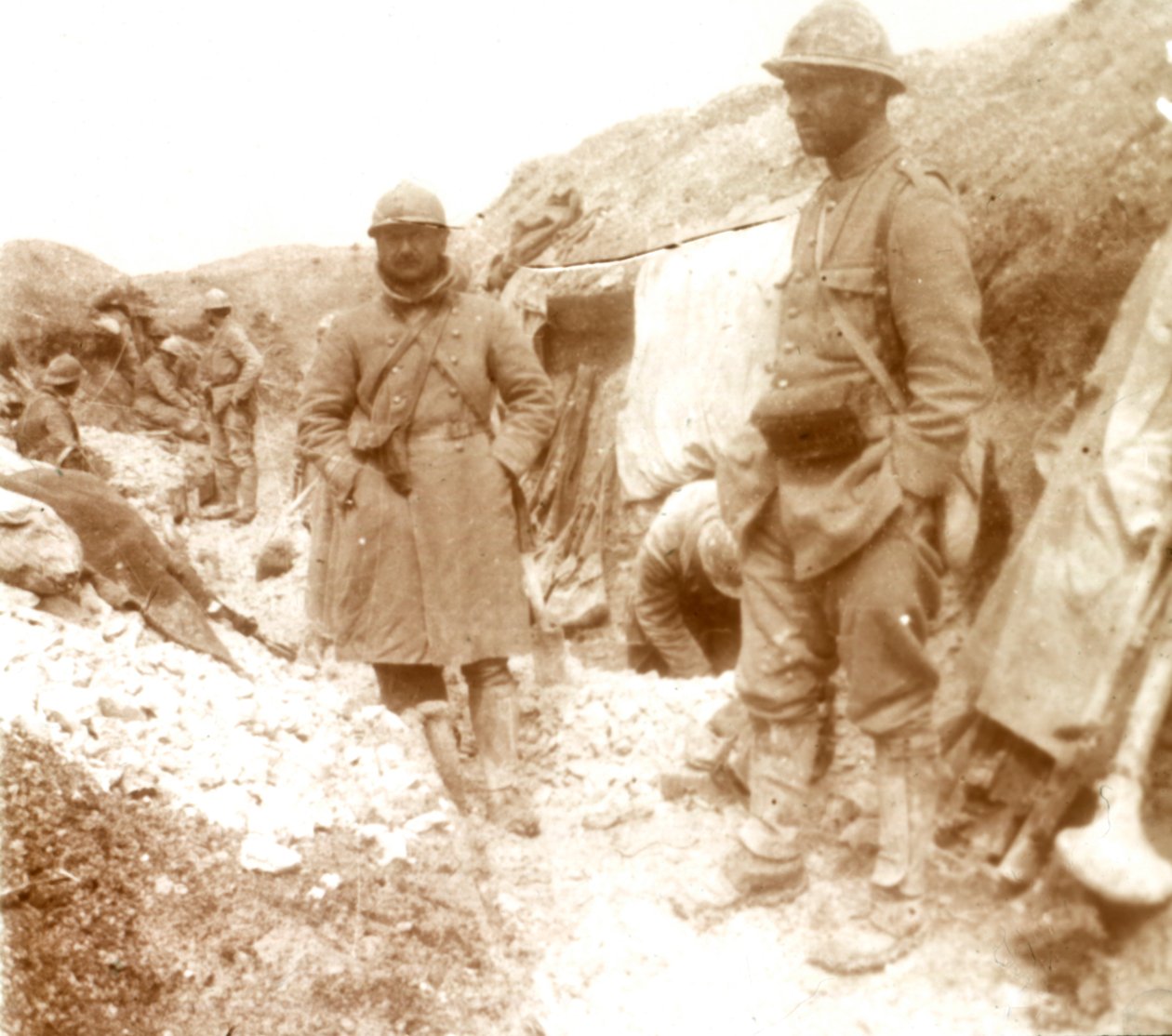 Soldados franceses em uma trincheira alemã capturada, c1914-c1918 de Unbekannt