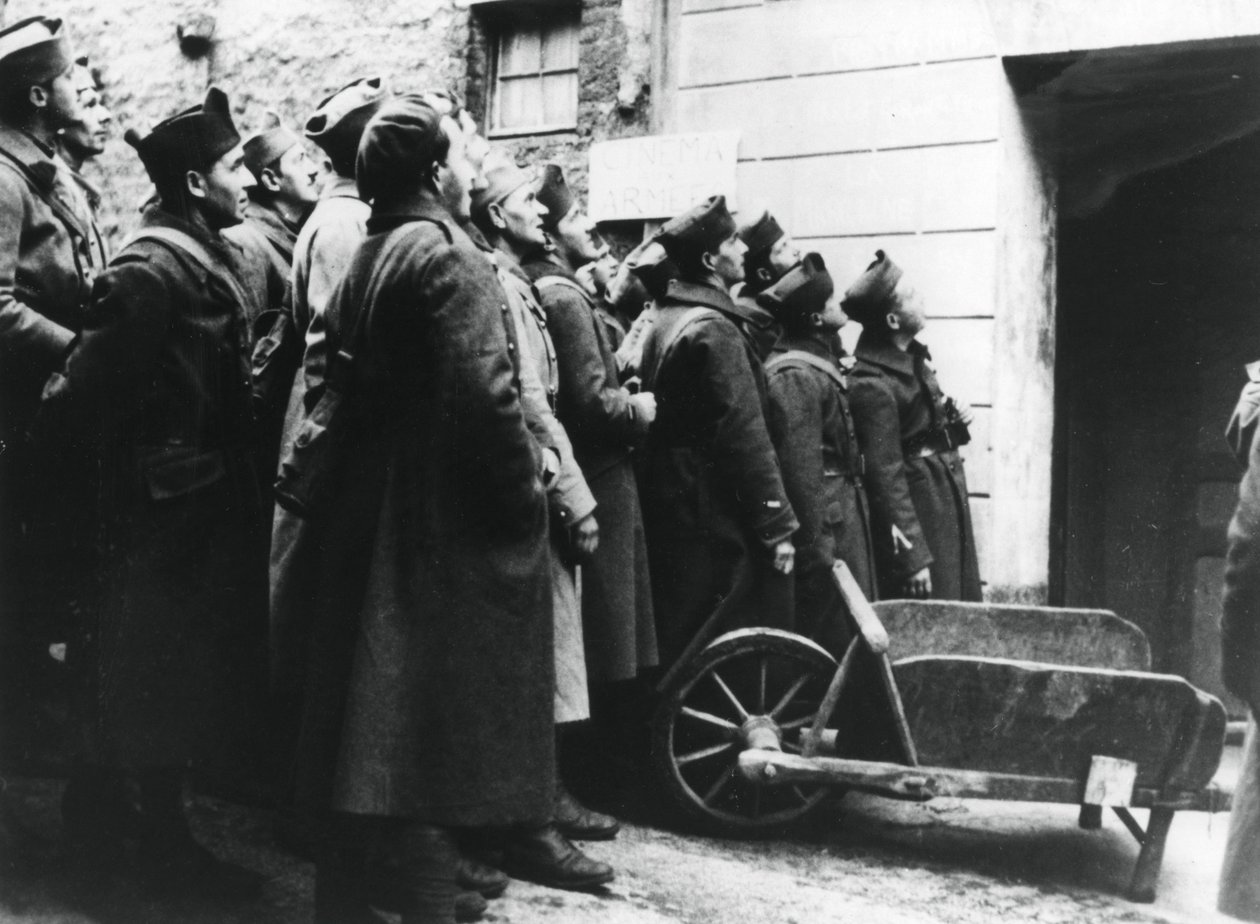 Soldados franceses em um cinema do exército, França, 1940 de Unbekannt