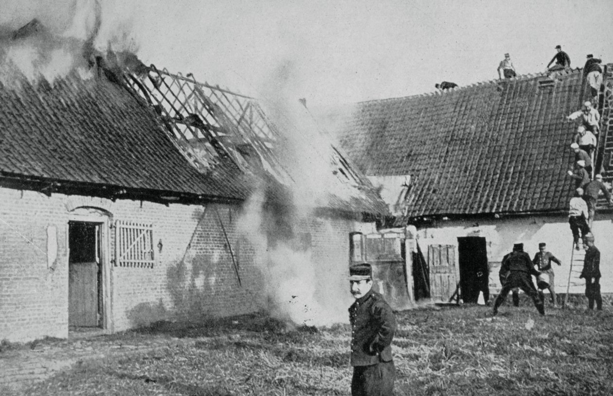 Soldados franceses combatem um incêndio iniciado por bombas incendiárias alemãs, Artois, Primeira Guerra Mundial, 1915 de Unbekannt