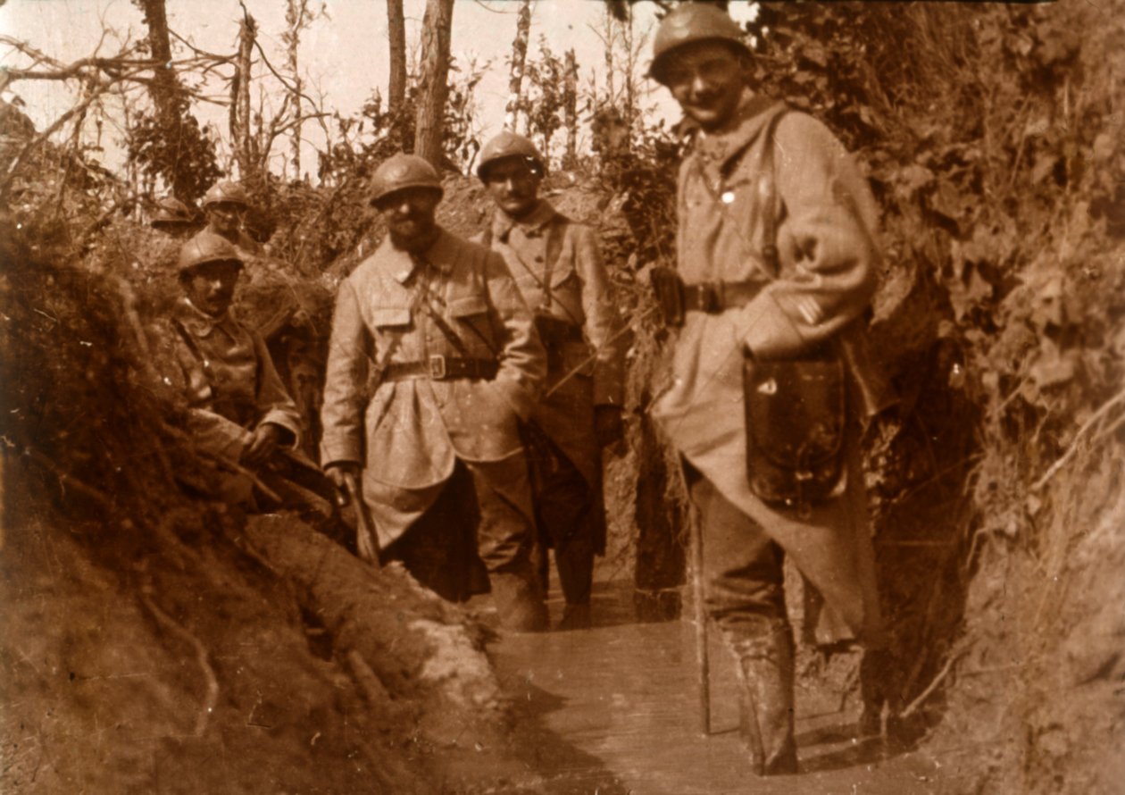 Soldados franceses na lama, Chemin des Dames, norte da França, c1914-c1918 de Unbekannt