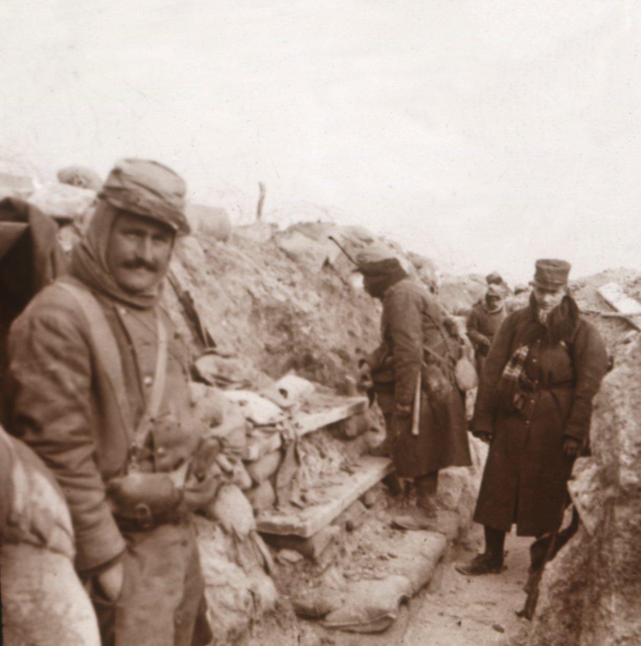 Soldados franceses nas trincheiras, Perthes, norte da França, c1914-c1918 de Unbekannt