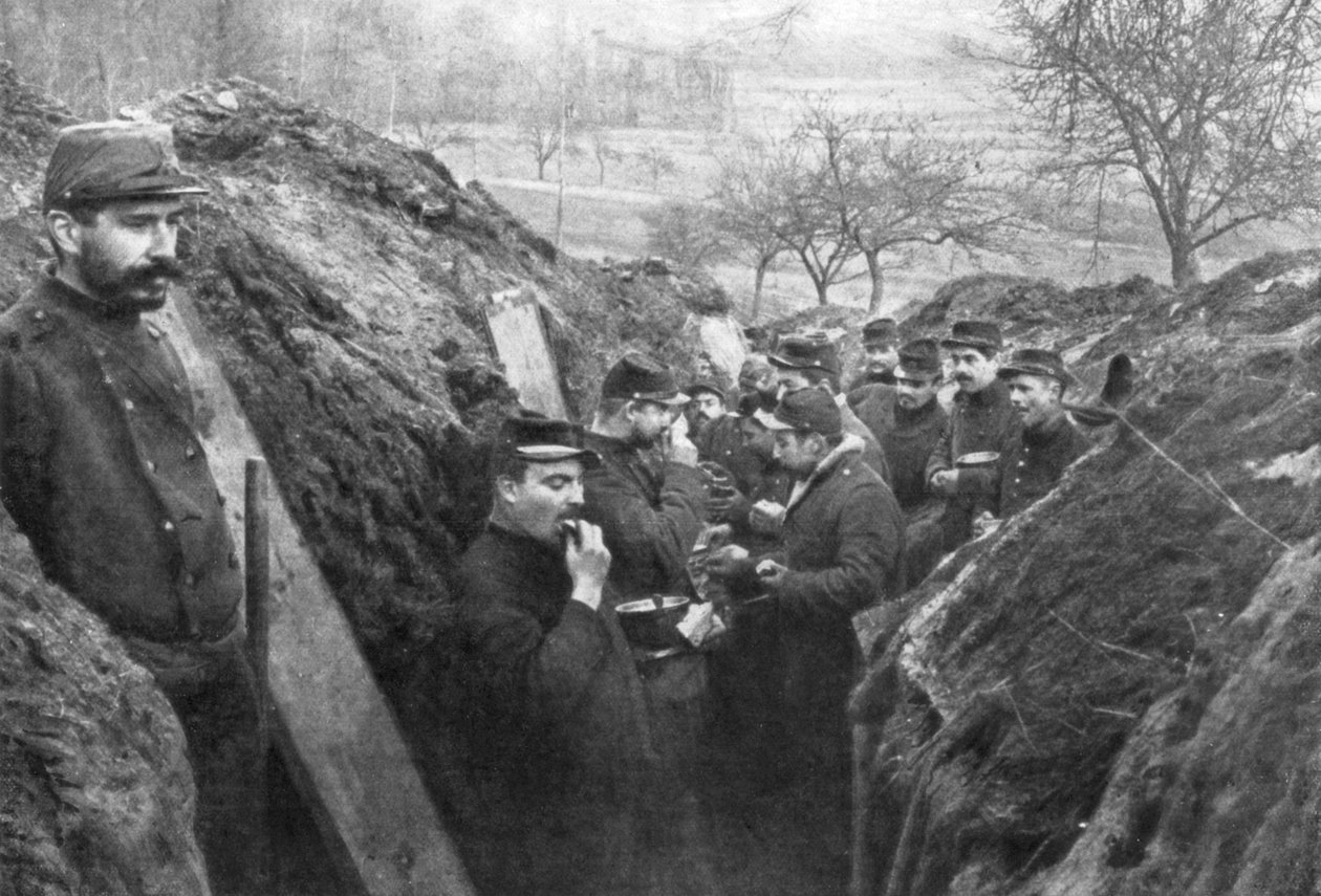 Soldados franceses nas trincheiras comendo suas rações, França, 1915 de Unbekannt
