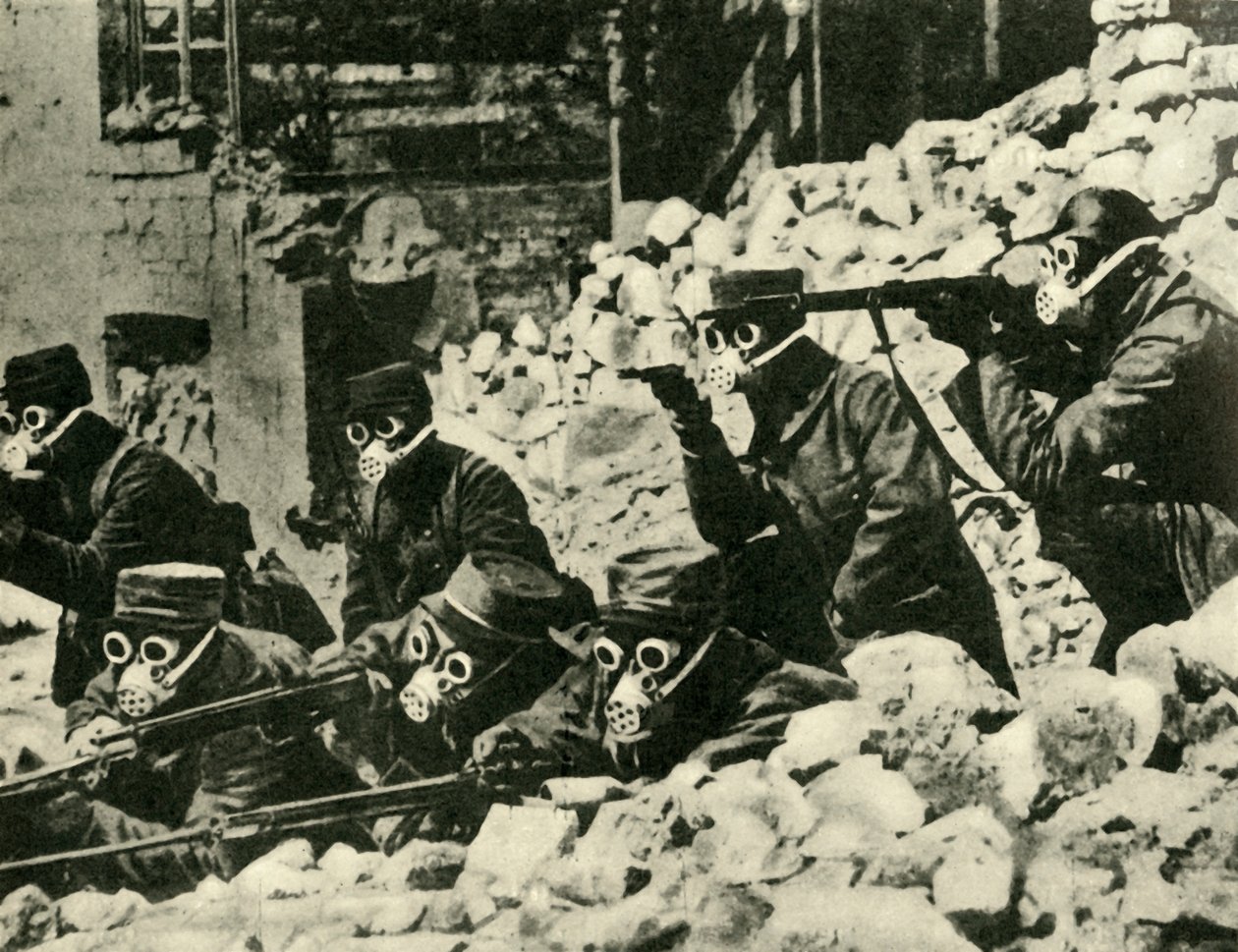 Soldados franceses usando máscaras de gás, Primeira Guerra Mundial, c1915, c1920. de Unbekannt