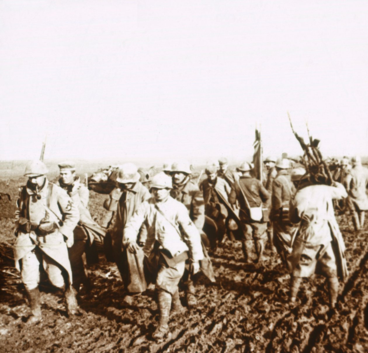 Soldados franceses com prisioneiros alemães, c1914-c1918 de Unbekannt