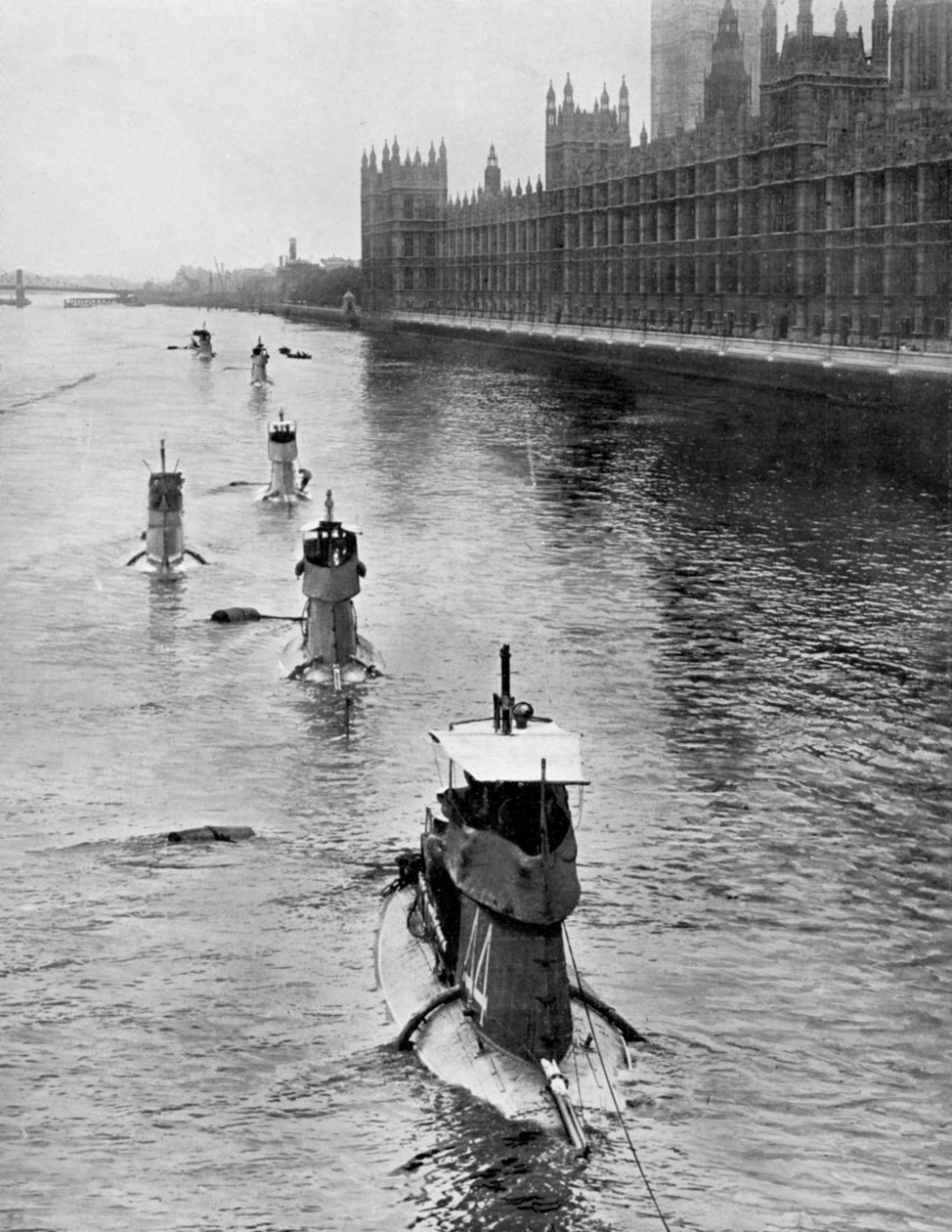 Submarino francês Saphir Q44 e cinco outros que se mudam de Gravesend para Londres, julho de 1909 de Unbekannt