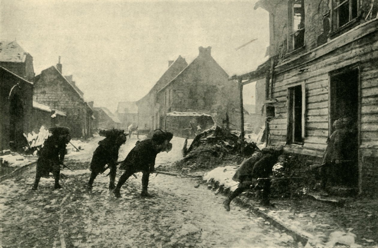 Tropas francesas que cruzam uma rua da vila sob fogo alemão, Primeira Guerra Mundial, 1914-1915, c1920. de Unbekannt