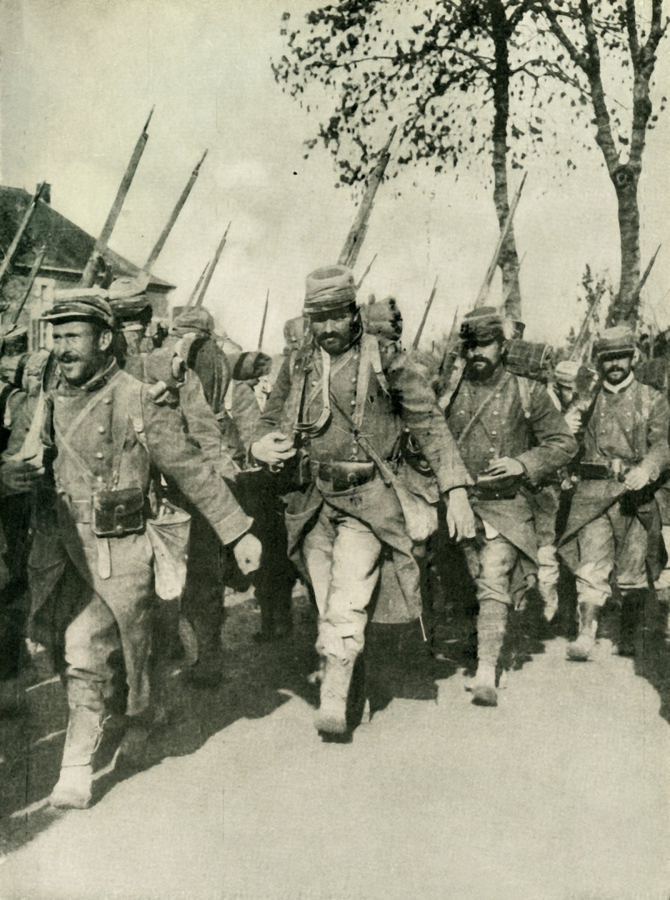 Tropas francesas em marcha, Primeira Guerra Mundial, 1914-1918, c1920. de Unbekannt
