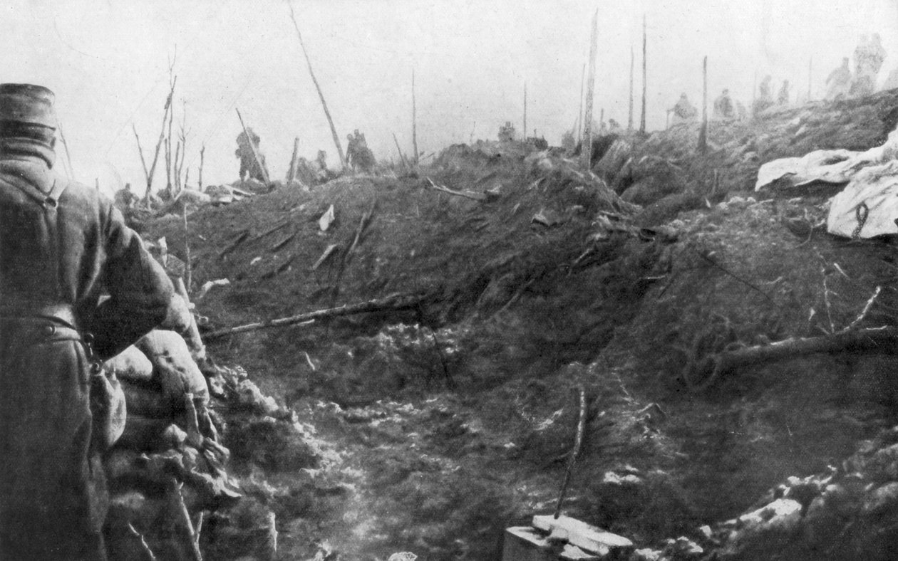Tropas francesas se preparam para um contra-ataque alemão, cordilheira Eparges, perto de Verdun, França, agosto de 1915 de Unbekannt