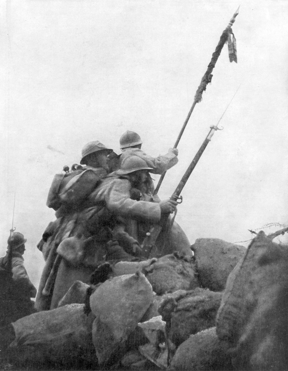 Tropas francesas com sua bandeira regimental, a 2ª Batalha de Champagne, França, 25 de setembro de 1915 de Unbekannt
