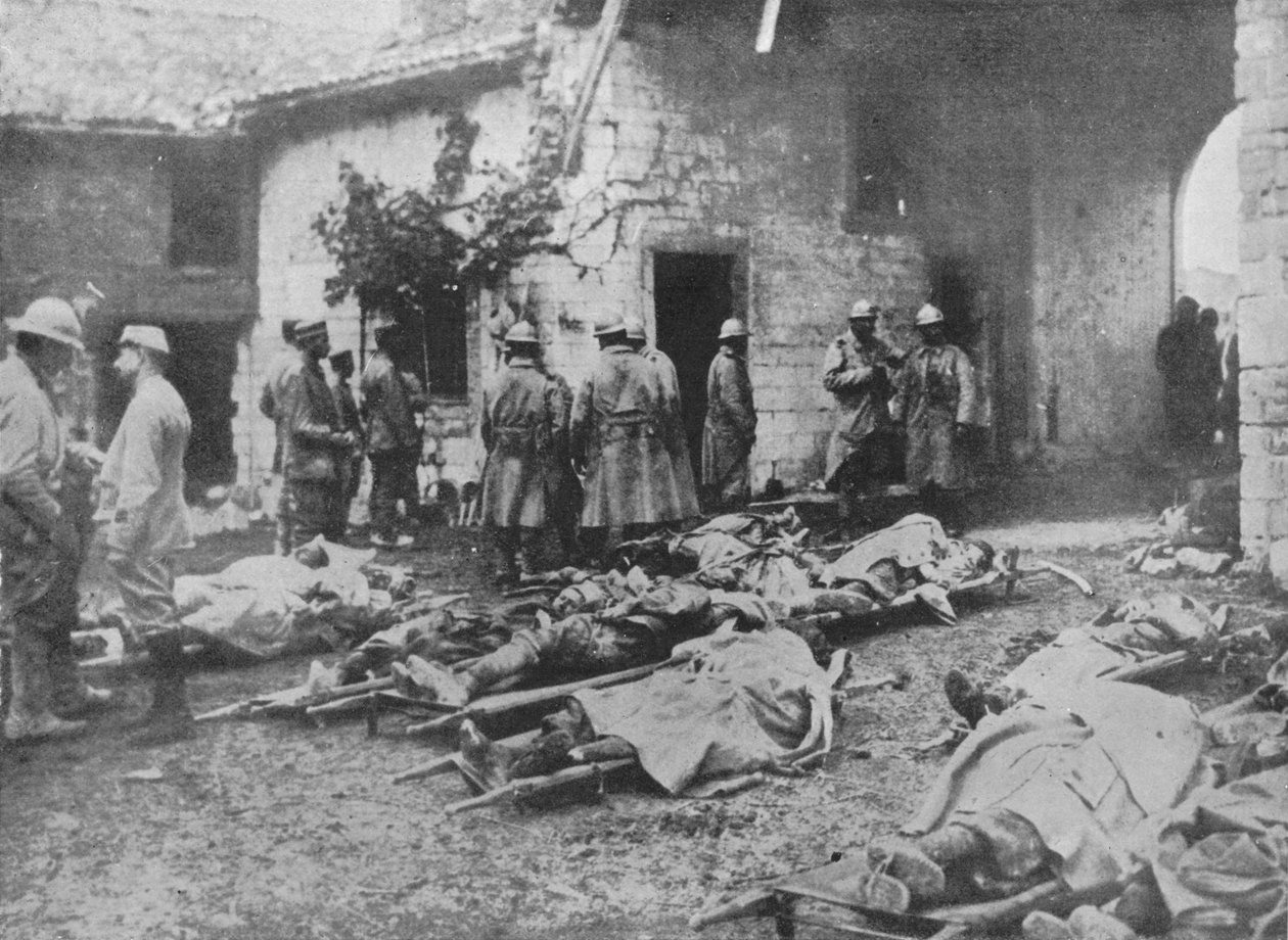 Feridos franceses sendo removidos durante um ataque a uma fazenda nos fundos das linhas, 1915 de Unbekannt
