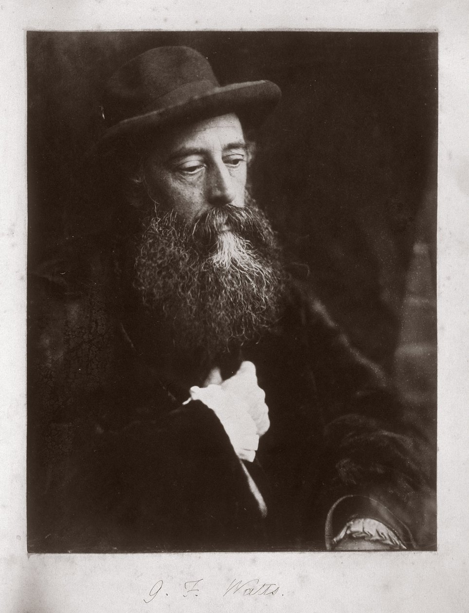 G F Watts com chapéu