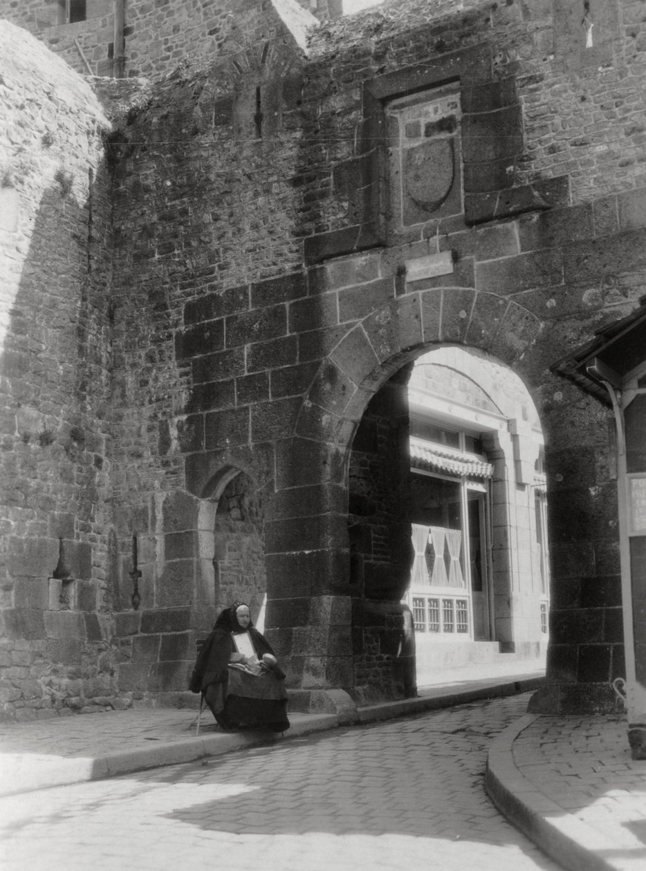 Porta de entrada e entrada para a única rua de Mont St Michel, Normandia, França, século XX de Unbekannt
