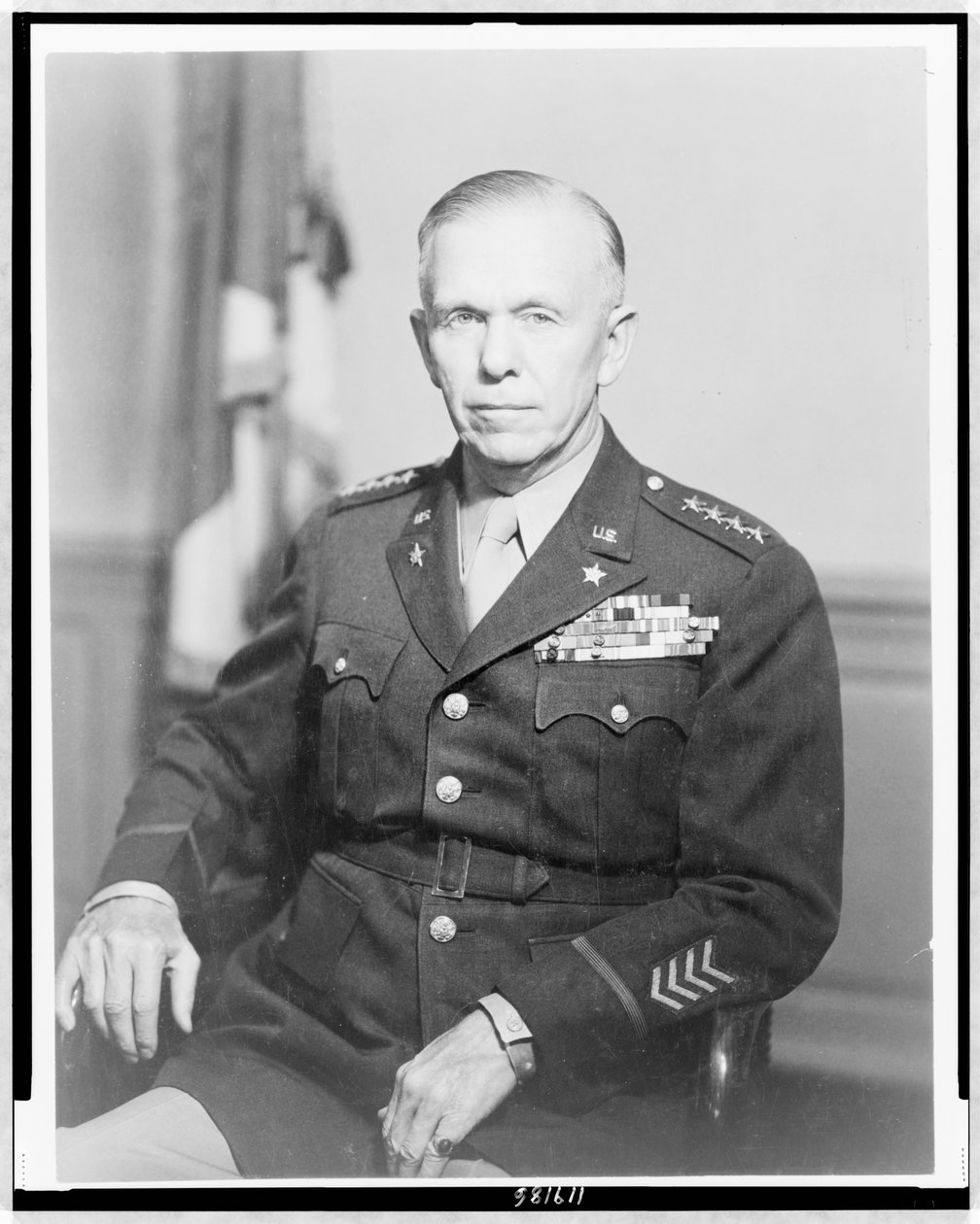 Gen. George Catlett Marshall, meio retrato, sentado, de frente para a esquerda, em uniforme, c.1944 (foto a p/b) de Unbekannt