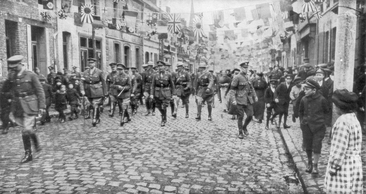 General Currie e tropas canadenses caminhando por uma cidade libertada, 27 de outubro de 1918 de Unbekannt