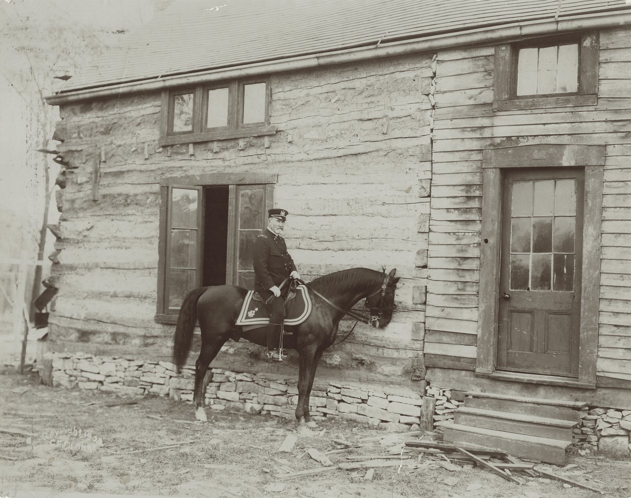 General Frederick Dent Grant a cavalo na frente da cabana (Hardscrabble) construída pelo seu pai, Ulysses S. Grant de Unbekannt