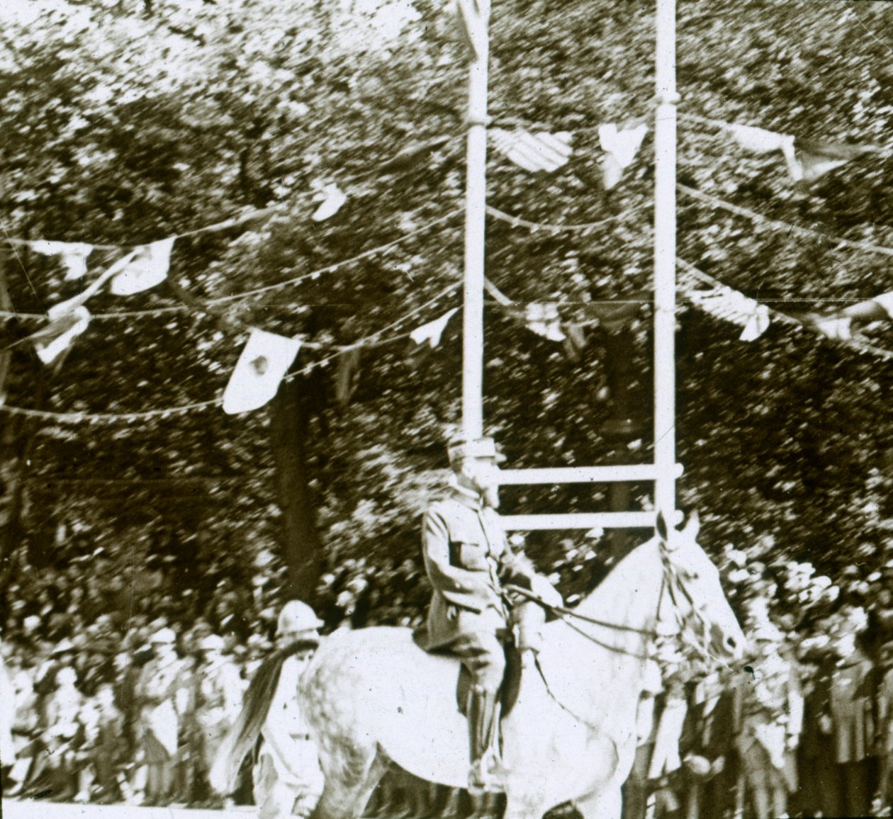 General Henri Gouraud em um desfile de vitória, c1918. de Unbekannt