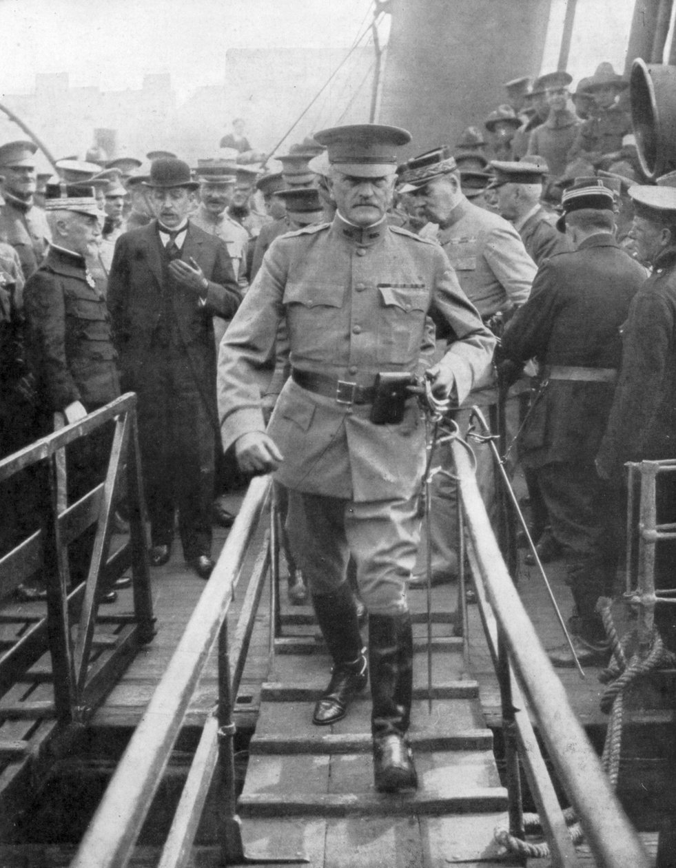 General John Joseph Black Jack Pershing chegando em Boulogne, em junho de 1917, 1926 de Unbekannt