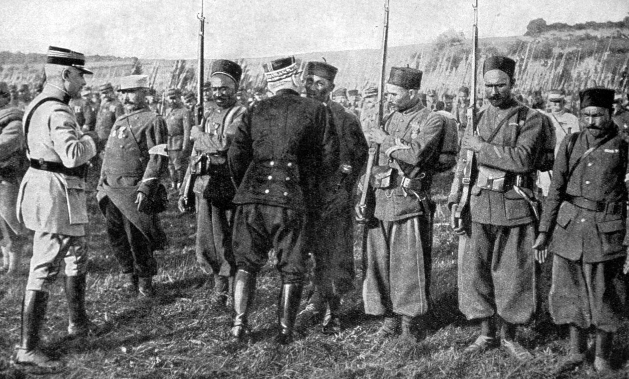 General Joseph Joffre distribuindo medalhas, Alsácia, França, 1915 de Unbekannt