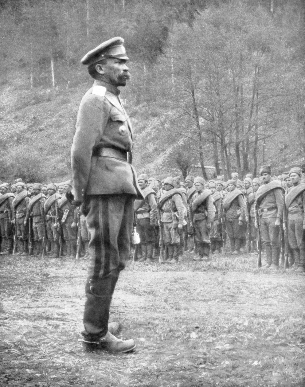 General Kornilov inspecionando tropas russas, 1º de julho de 1917 de Unbekannt