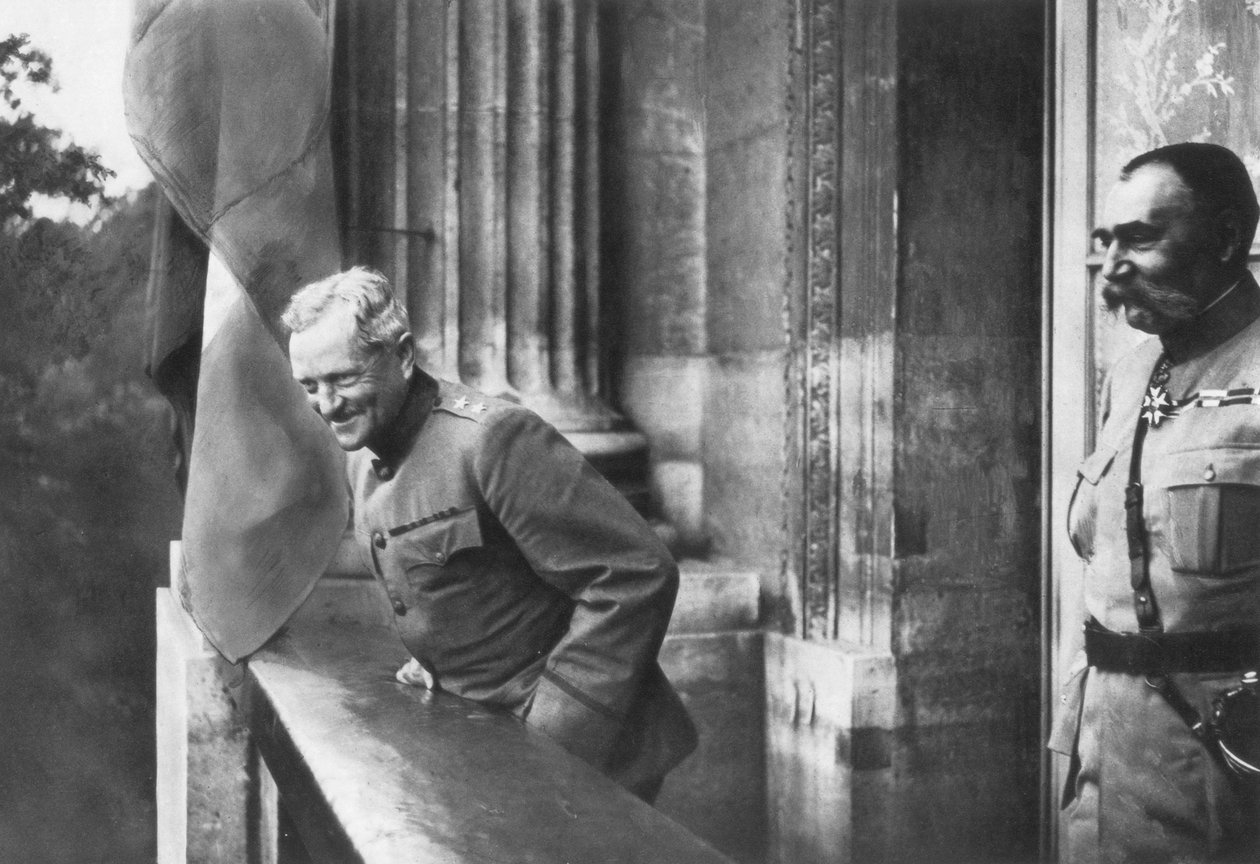 General Pershing na varanda do Hotel Crillon, Paris, Primeira Guerra Mundial, 1917 de Unbekannt